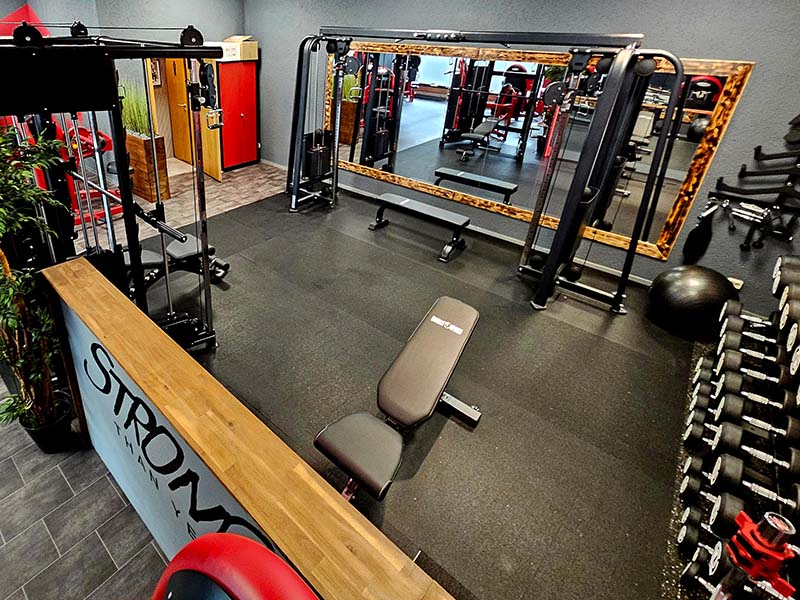 Freihantelbereich im TWENTY FOUR SEVEN fit in Beuna, Merseburg Freihantelbereich mit großen Spiegeln und Kabelzugstation im Fitnessstudio TWENTY FOUR SEVEN fit in Beuna, Merseburg.