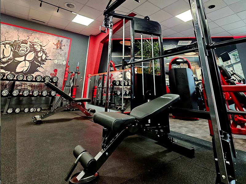 Fitnessstudio TWENTY FOUR SEVEN fit – Freihantelbereich Innenraum des Fitnessstudios TWENTY FOUR SEVEN fit in Beuna, Merseburg, mit Freihantelbereich, Smith-Maschine und Hantelbank.