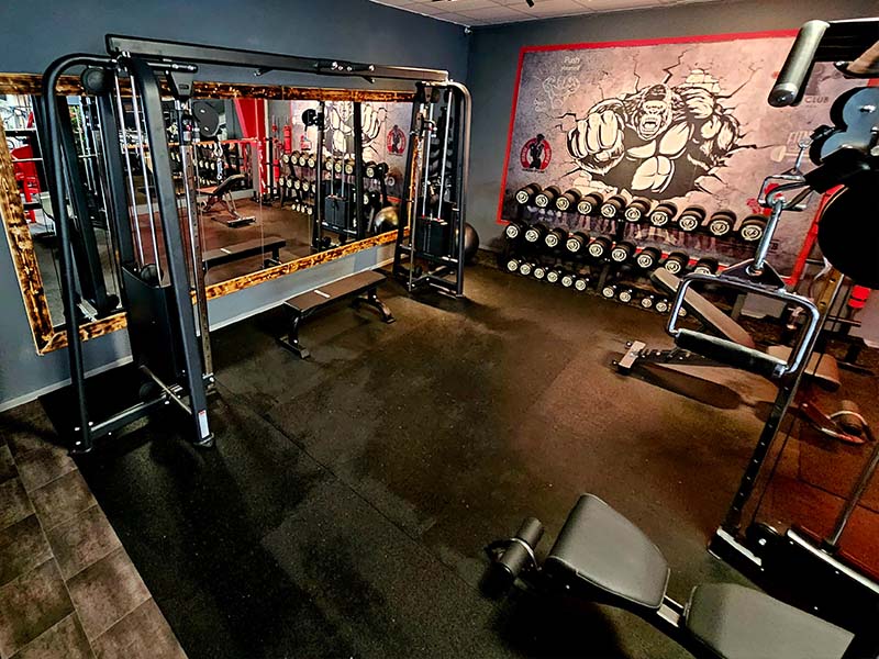 Freihantelbereich im TWENTY FOUR SEVEN fit in Beuna, Merseburg Freihantelbereich mit großen Spiegeln und Kabelzugstation im Fitnessstudio TWENTY FOUR SEVEN fit in Beuna, Merseburg.